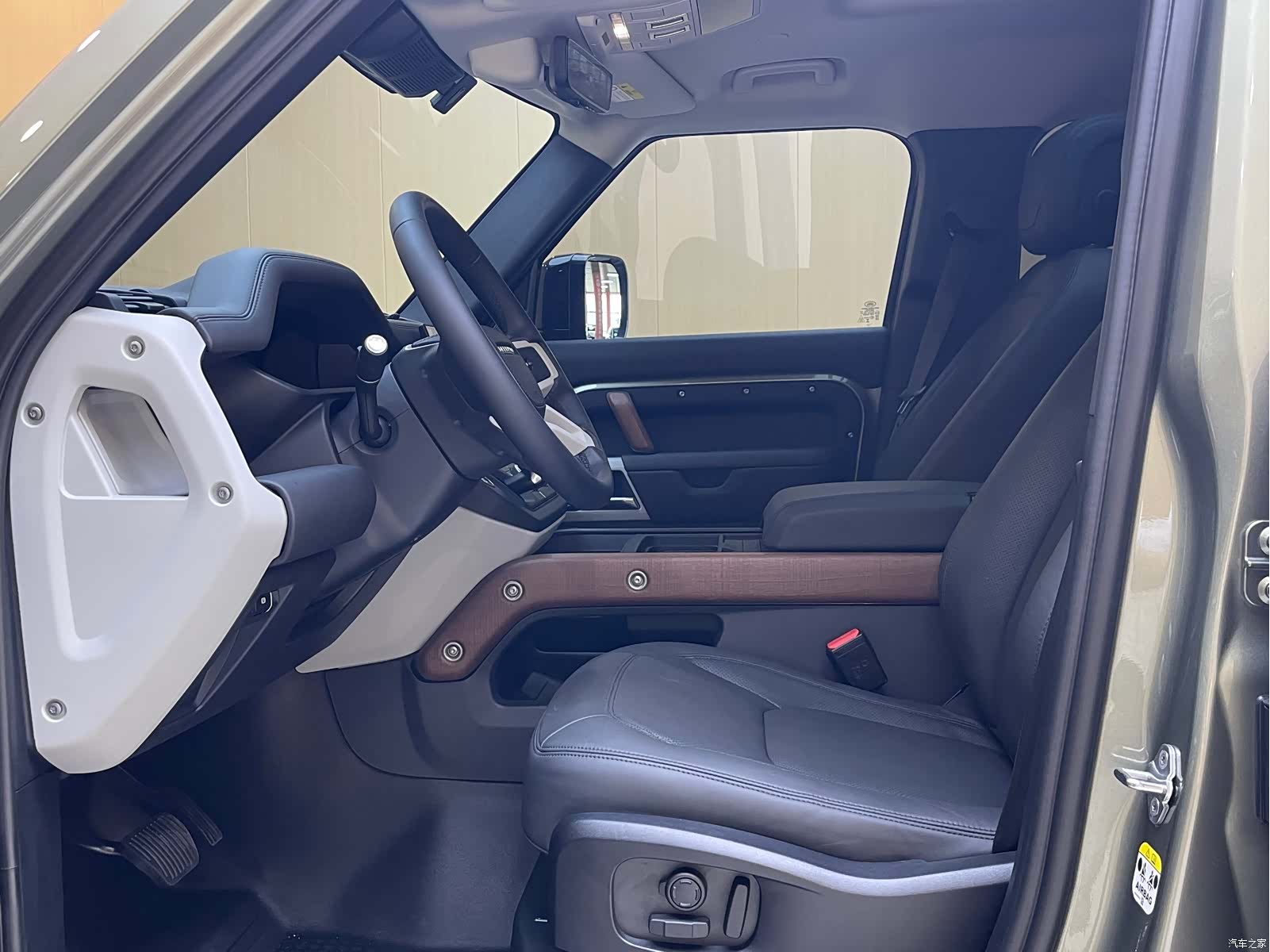 Land Rover Defender, 2023 4