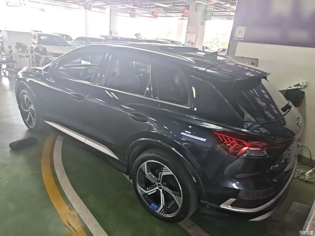 Audi Q4 e-tron, 2023 все фото