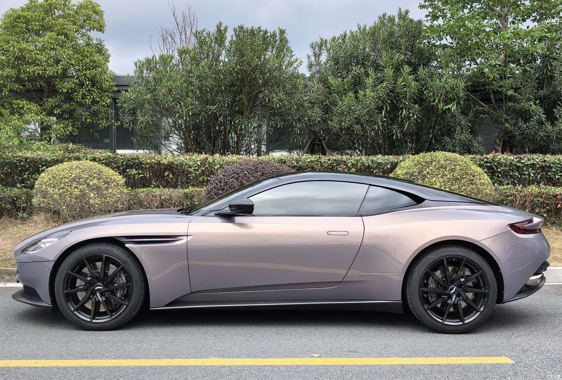 Aston Martin DB11, 2022 4