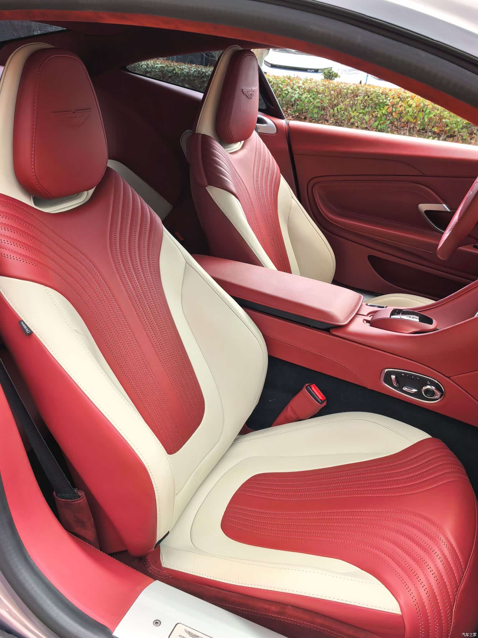 Aston Martin DB11, 2022 11