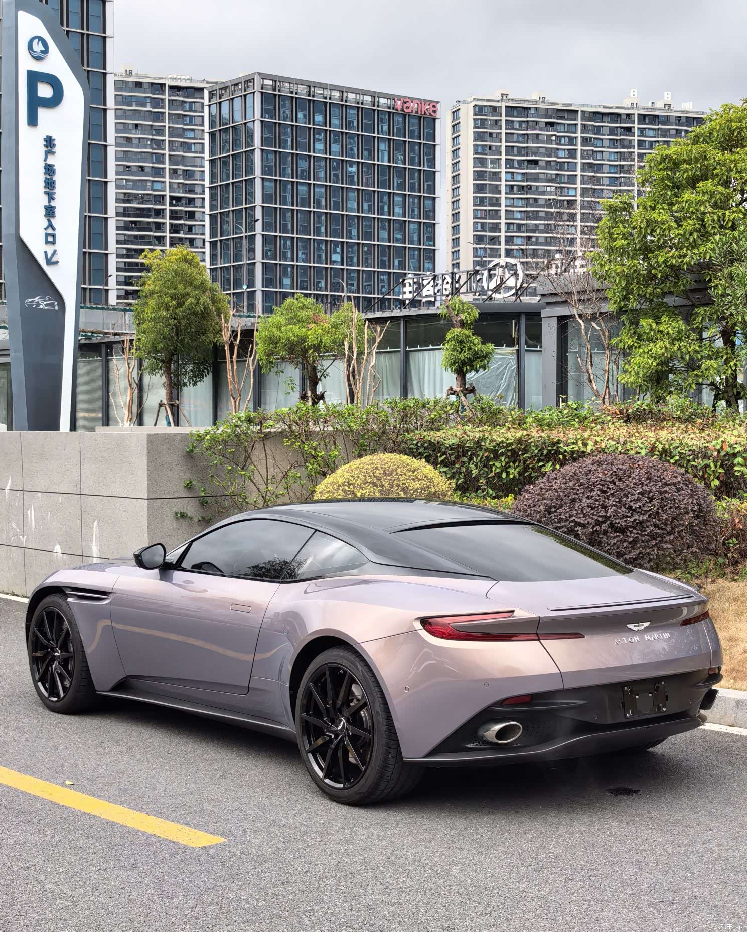 Aston Martin DB11, 2022 9
