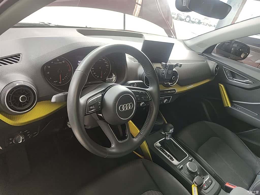 Audi Q2L, 2019 11