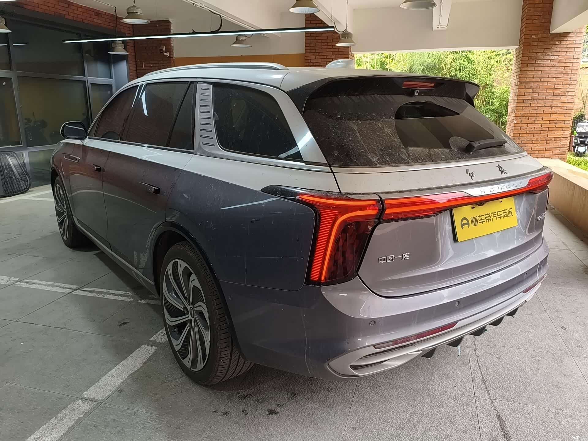 Hongqi E-HS9, 2023 3