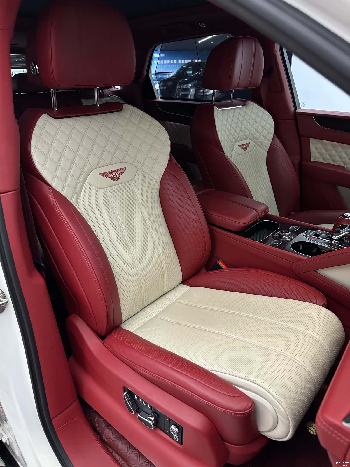 Bentley Bentayga, 2022 8