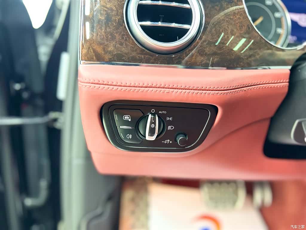 Bentley Bentayga, 2018 11