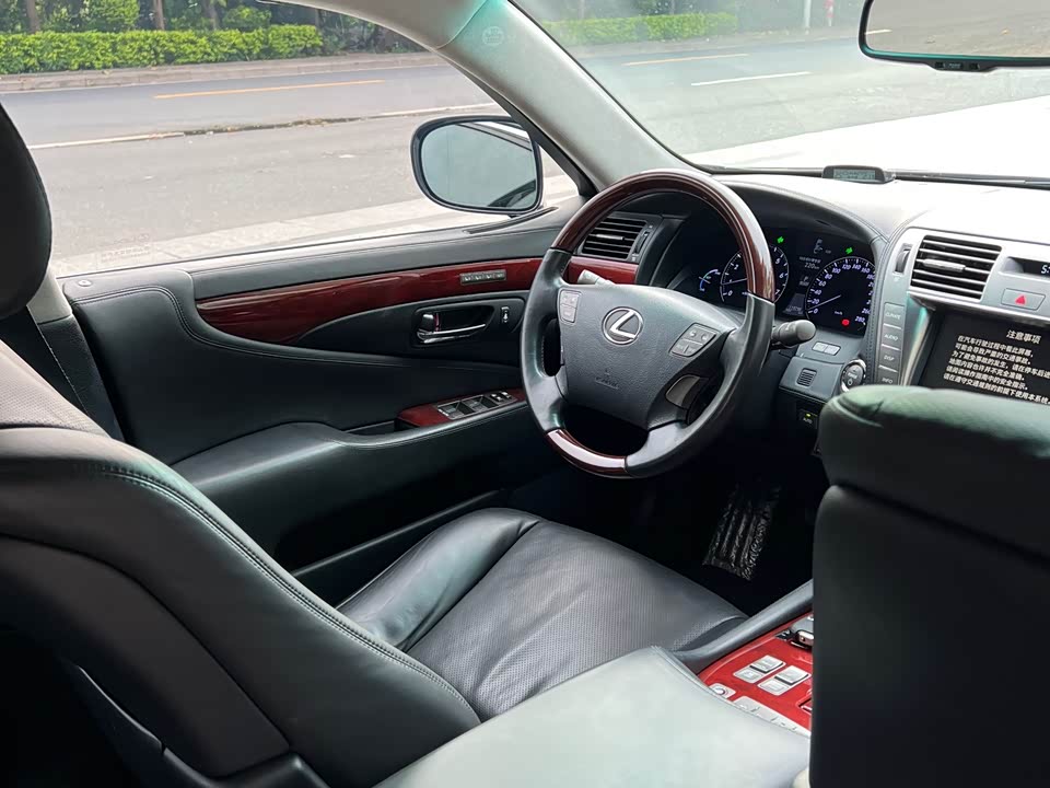 Lexus LS