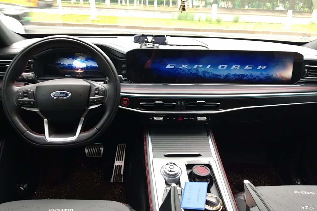 Ford Explorer, 2023 12