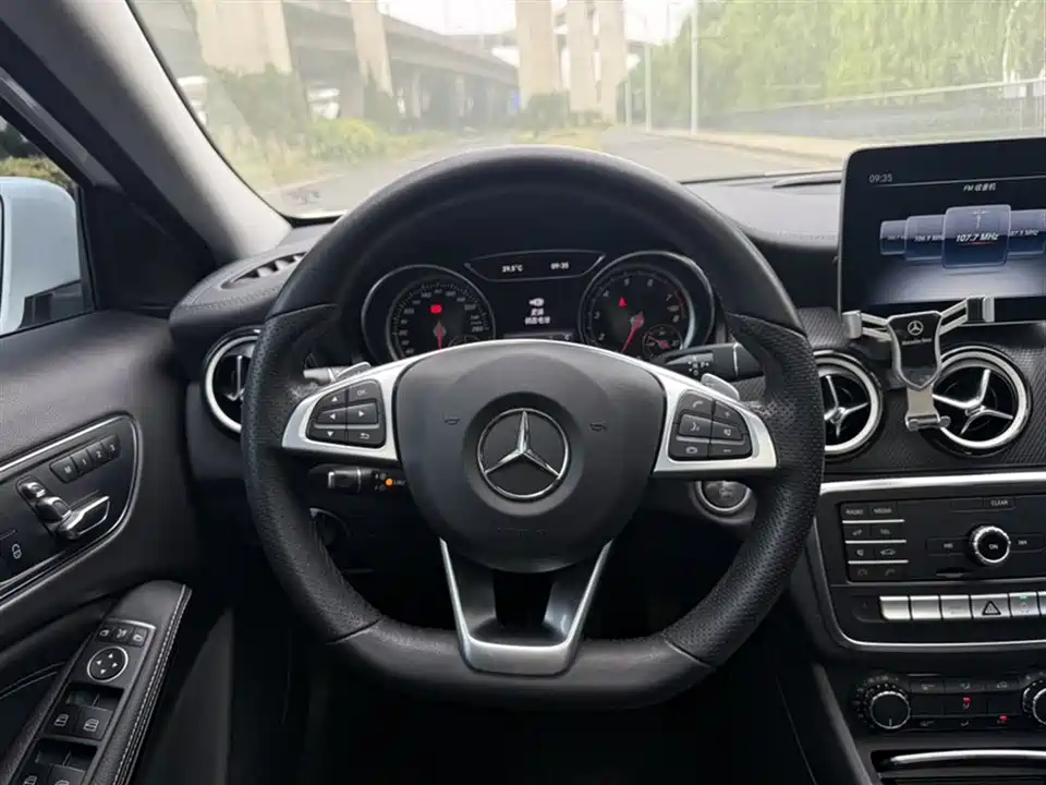 Mercedes-Benz GLA Mercedes-Benz GLA