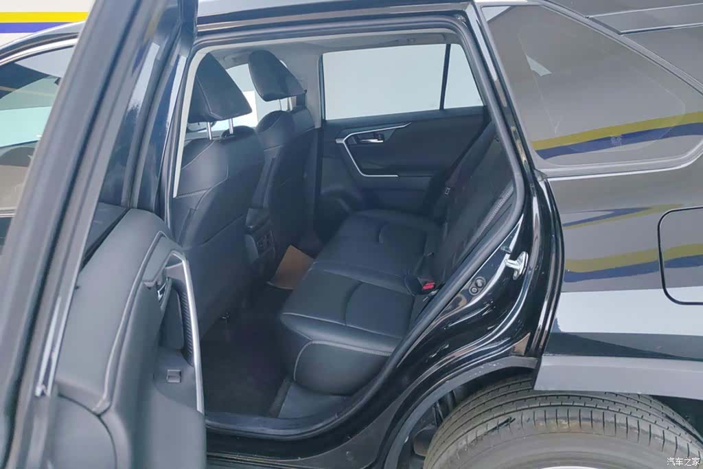 Toyota RAV4, 2023 11