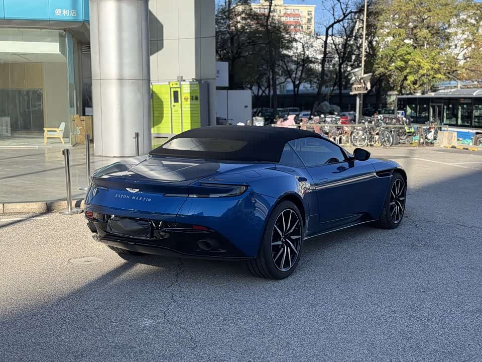 Aston Martin DB11