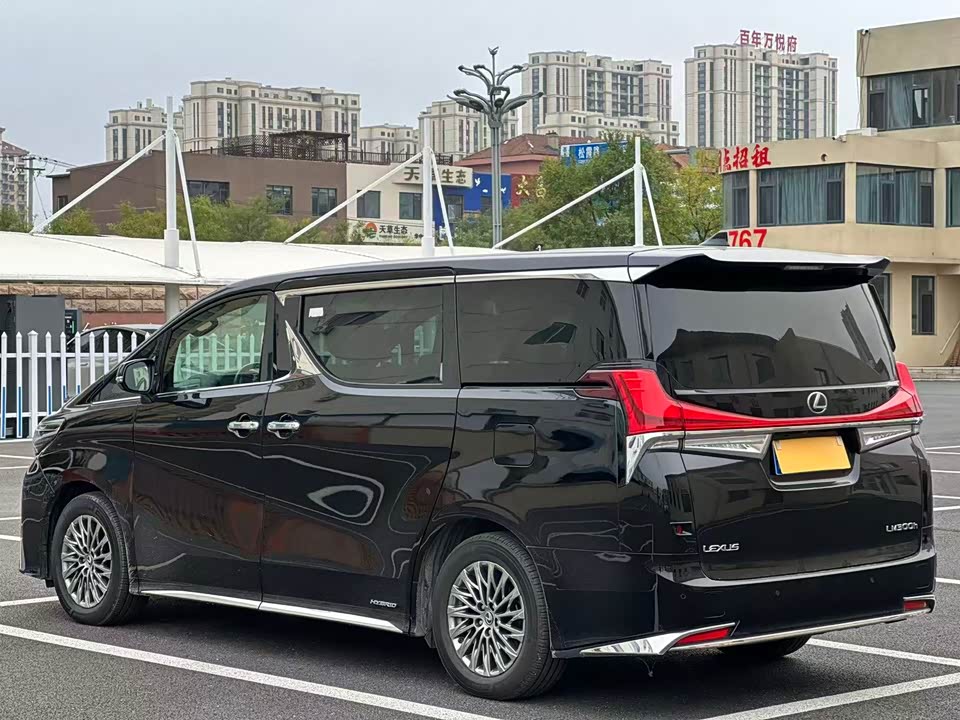 Lexus LM