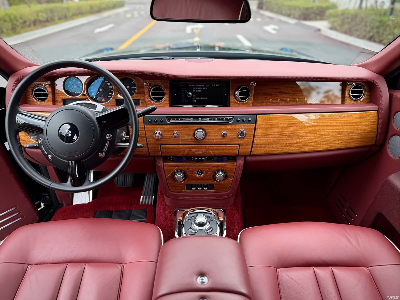 Rolls-Royce Phantom, 2015 11
