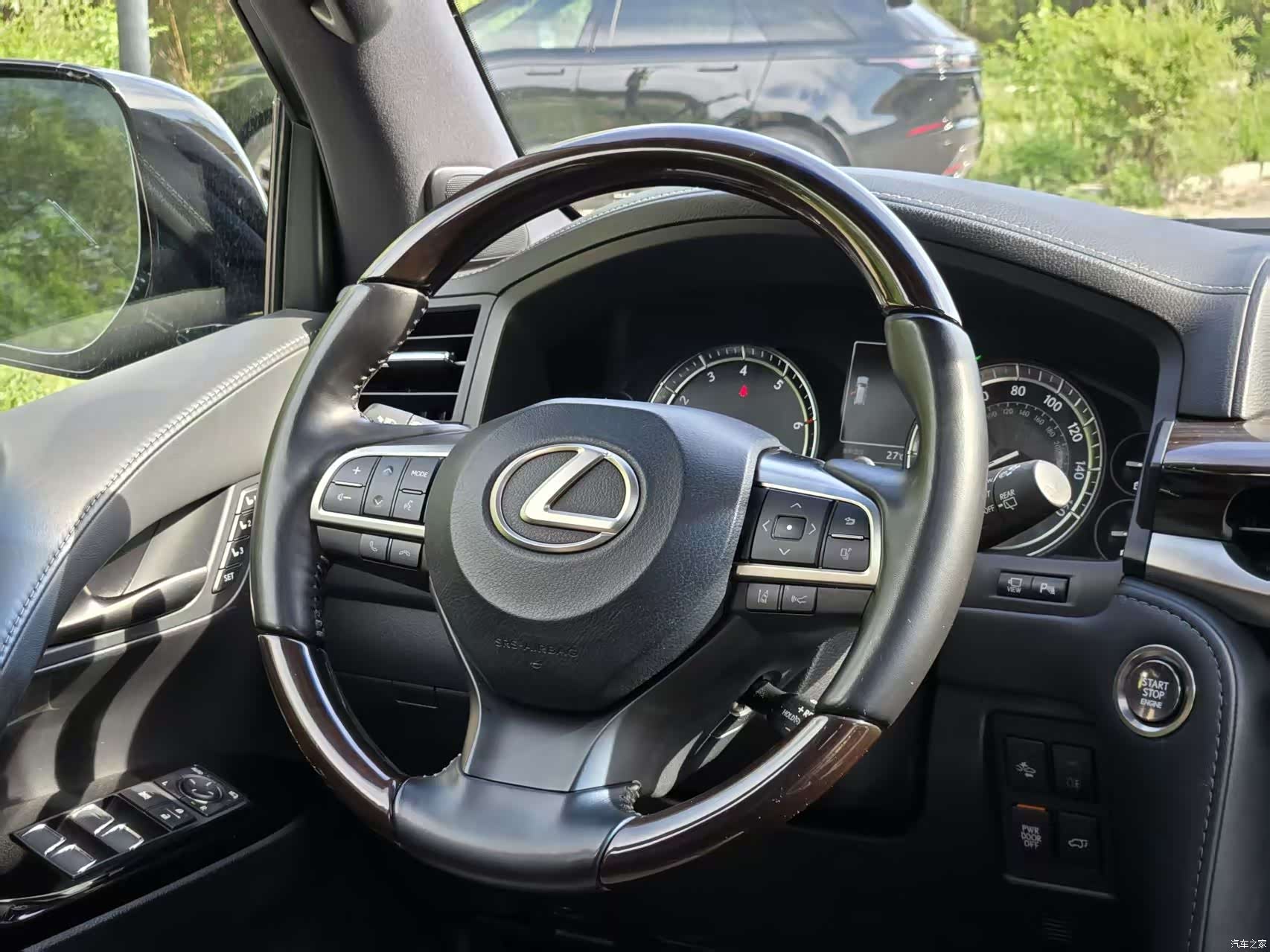 Lexus LX, 2022 11