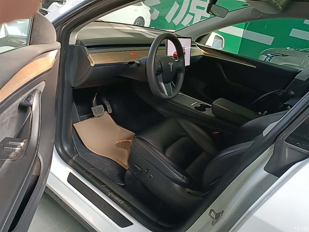 Tesla Model Y, 2023 16