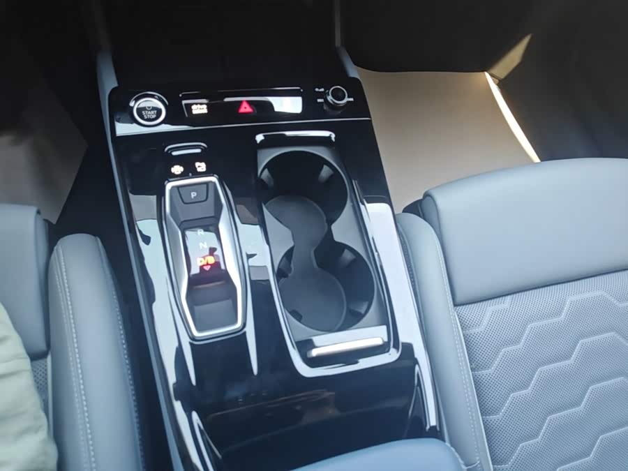 Audi Q6L e-tron 2025, фото 19