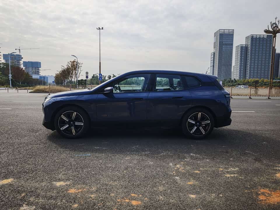 BMW iX