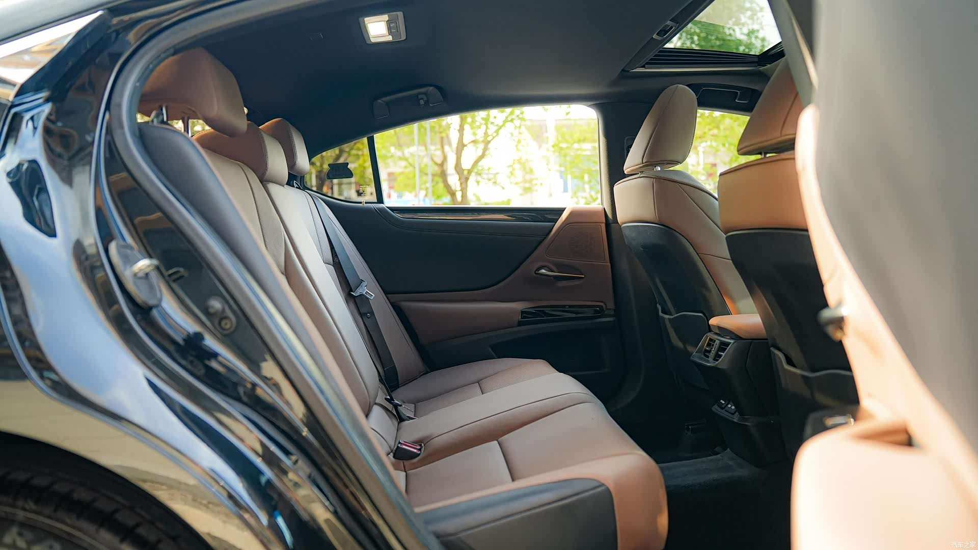 Lexus ES, 2022 14