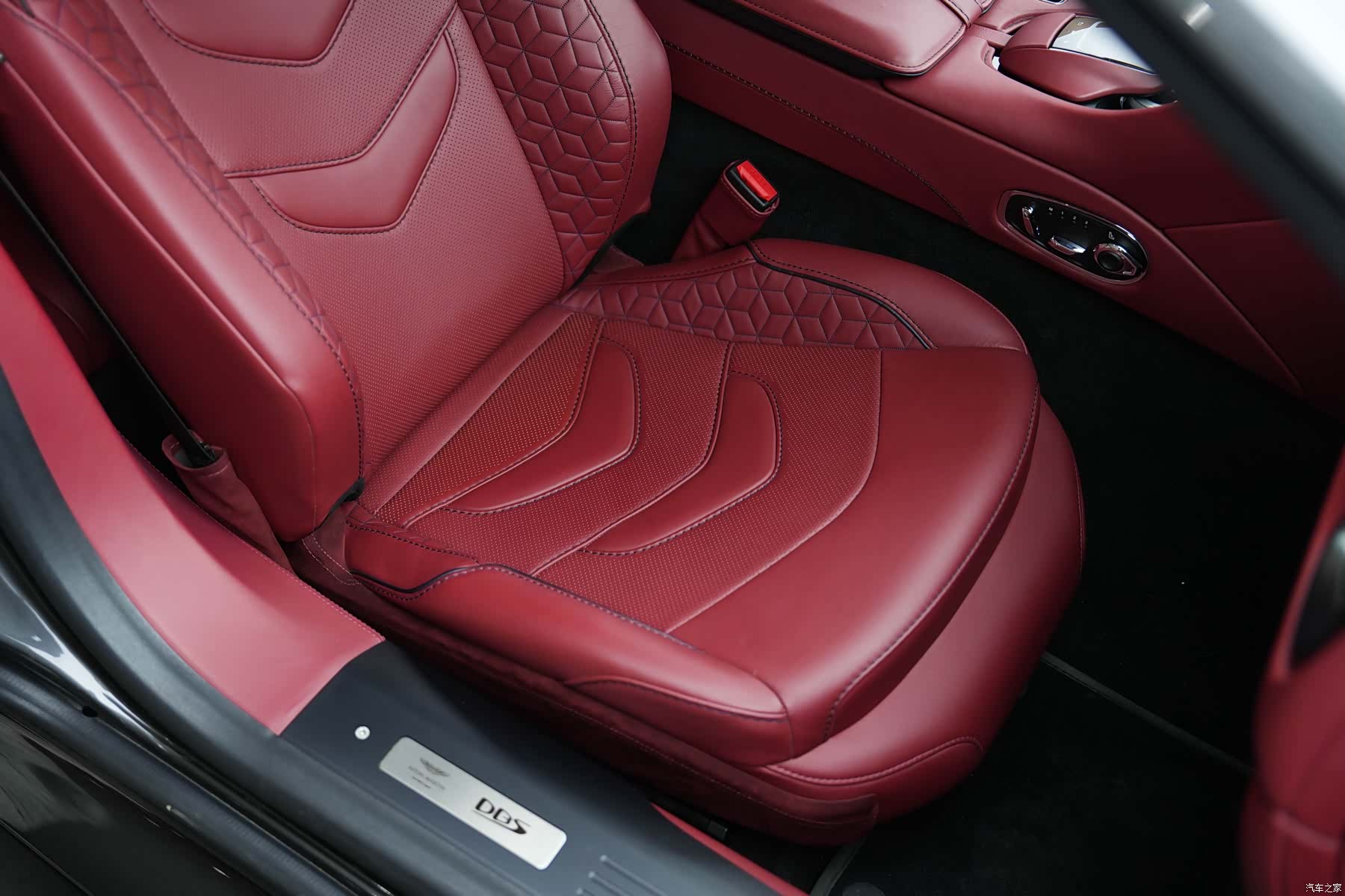 Aston Martin DBS, 2019 14