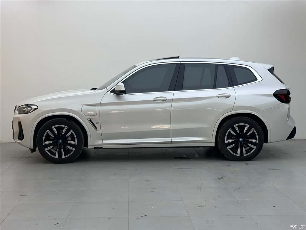 BMW iX3, 2025 3