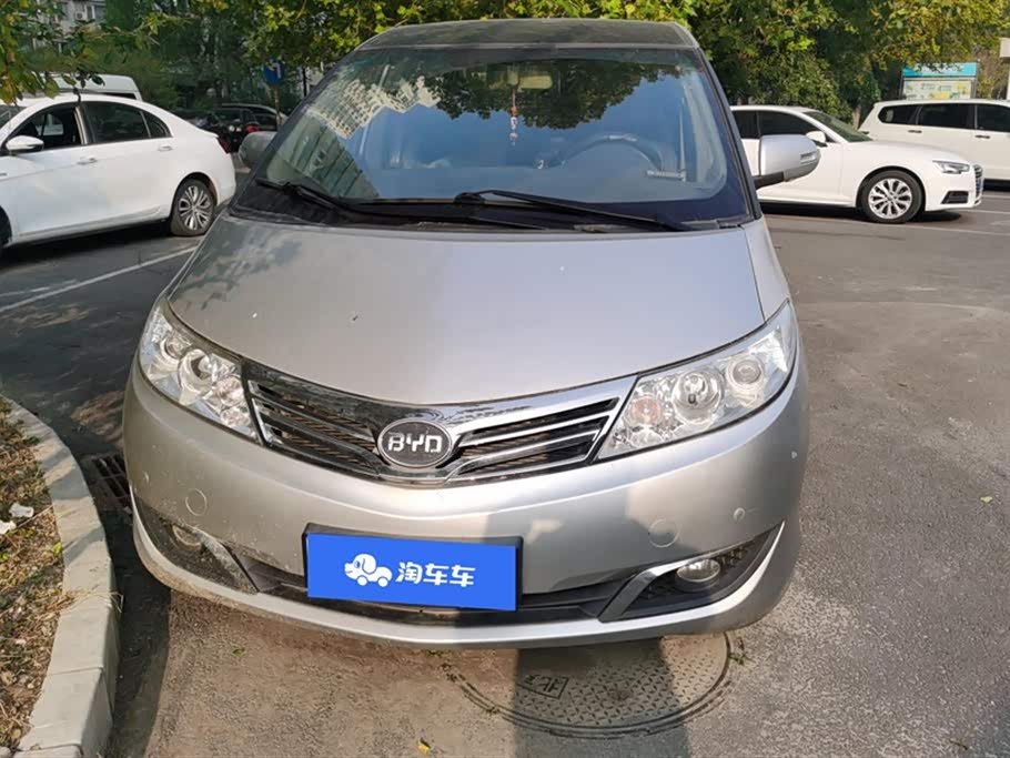 BYD M6