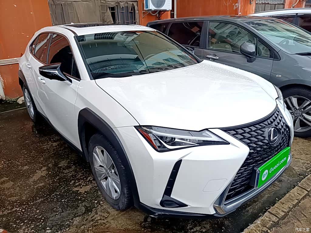 Lexus UX, 2021 4