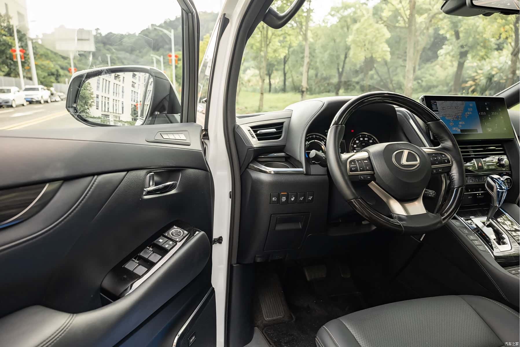 Lexus LM, 2022 13