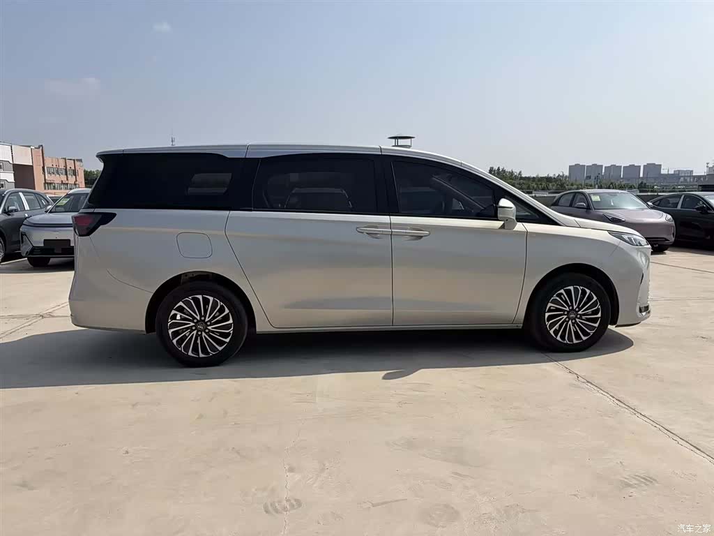 Buick GL8, 2025 все фото