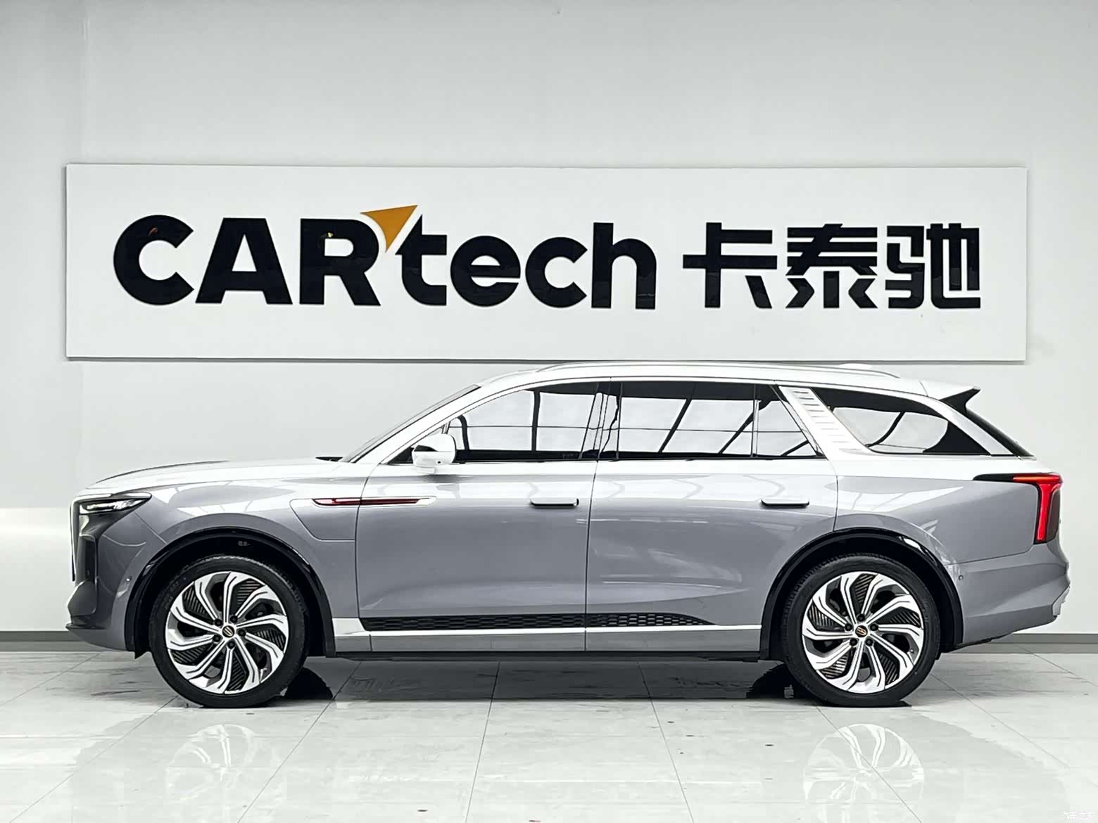 Hongqi E-HS9, 2023 2