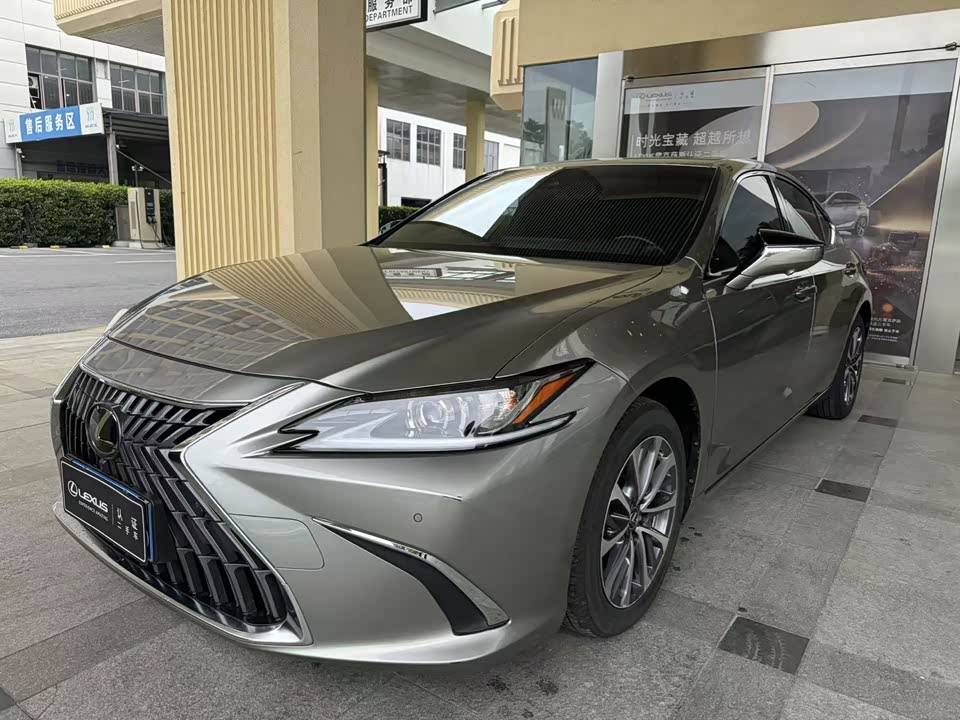 Lexus ES