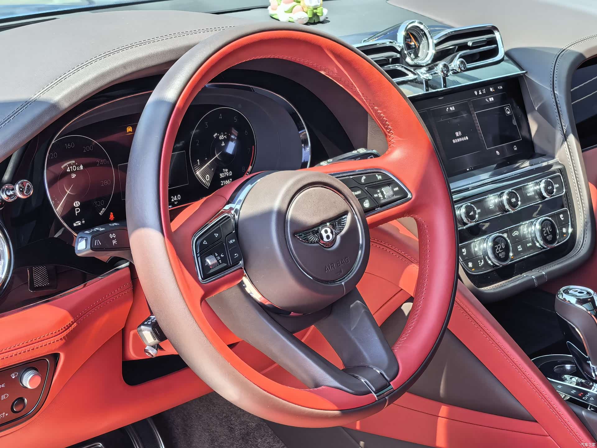 Bentley Bentayga, 2022 12