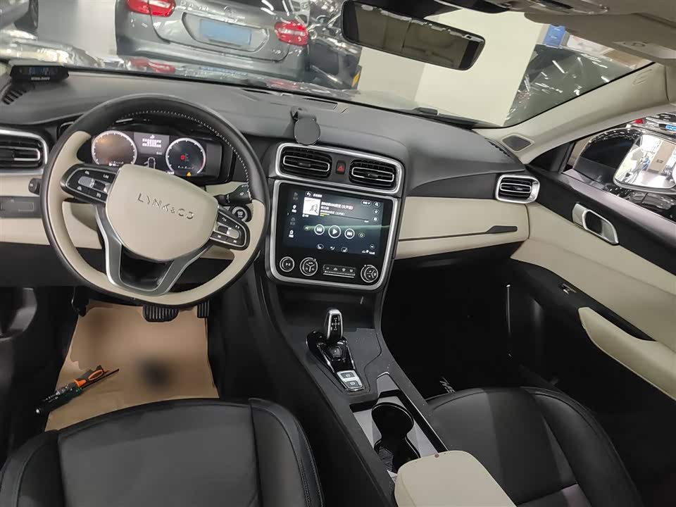 Lynk & Co 01