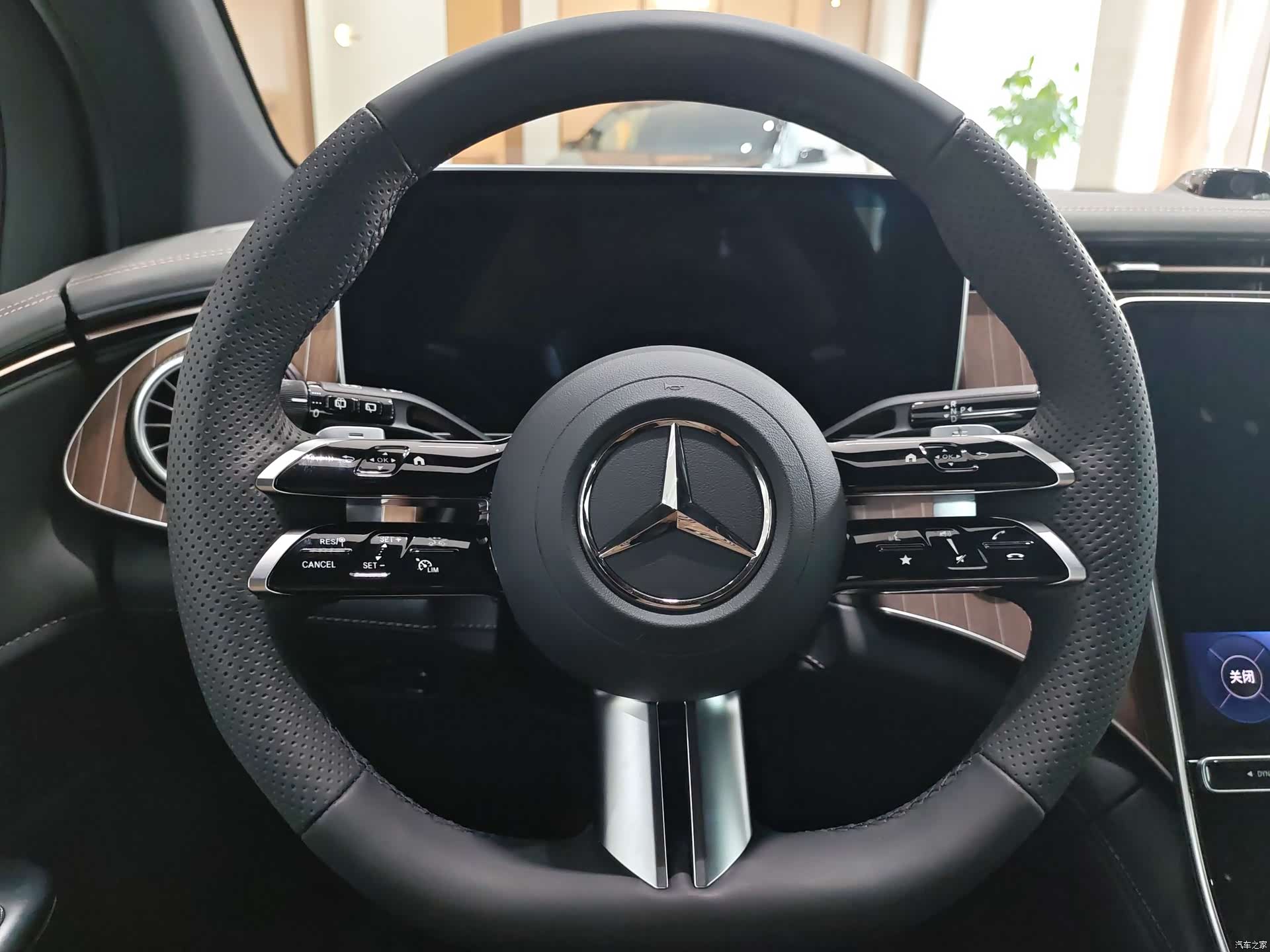 Mercedes-Benz EQE, 2024 11