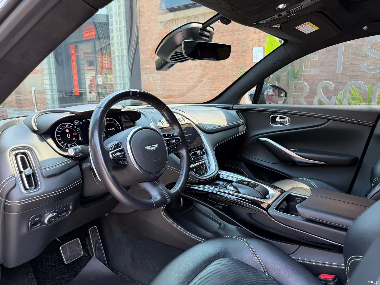Aston Martin DBX, 2021 все фото
