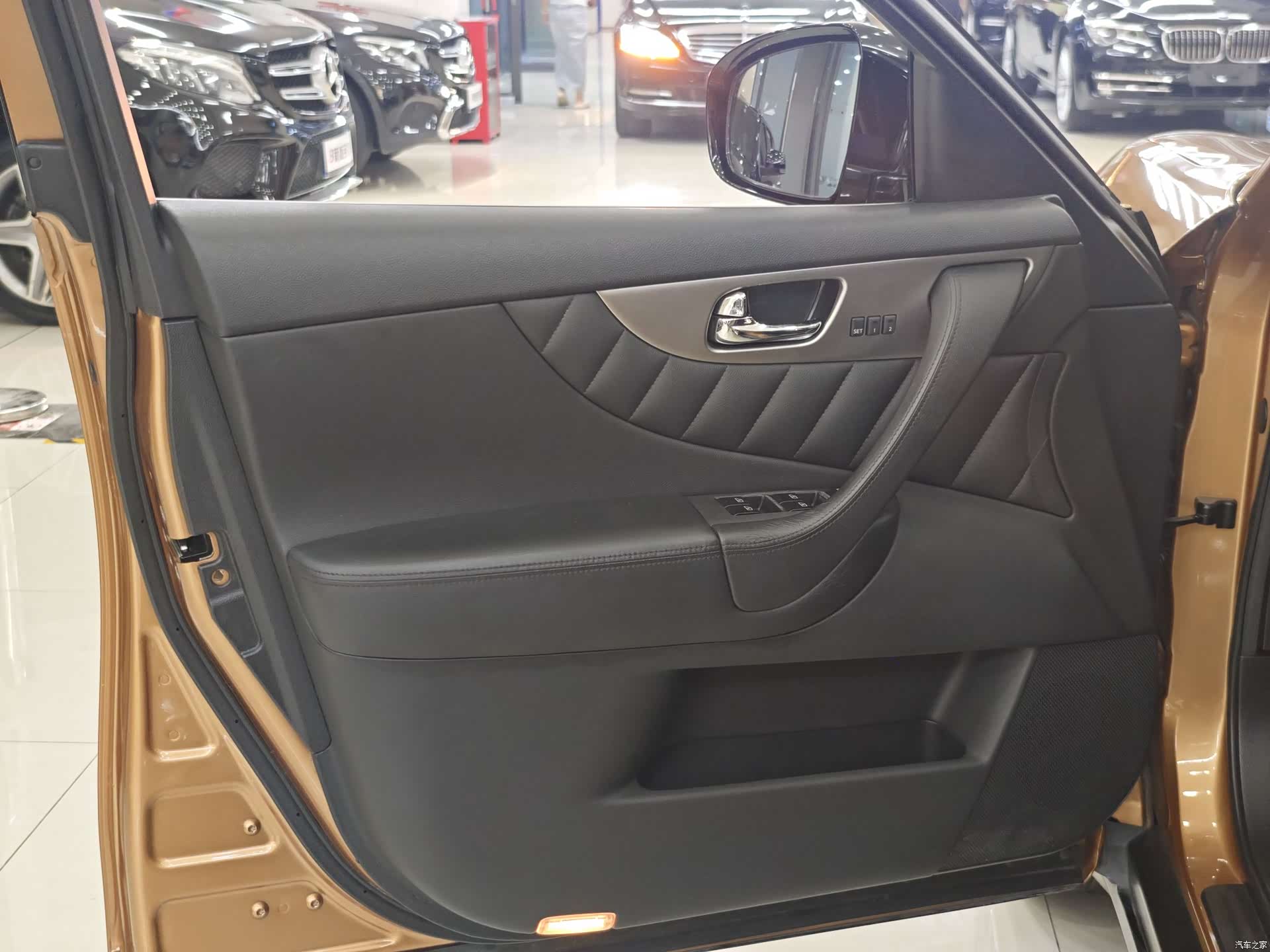 Infiniti FX35, 2013 4