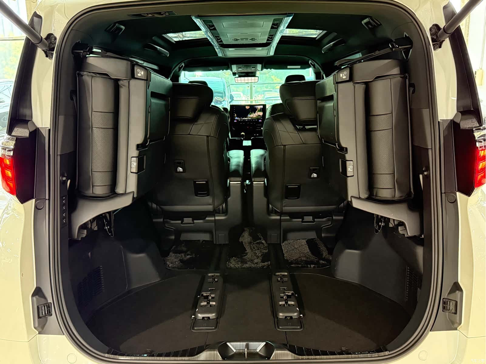 Toyota Alphard, 2024 12