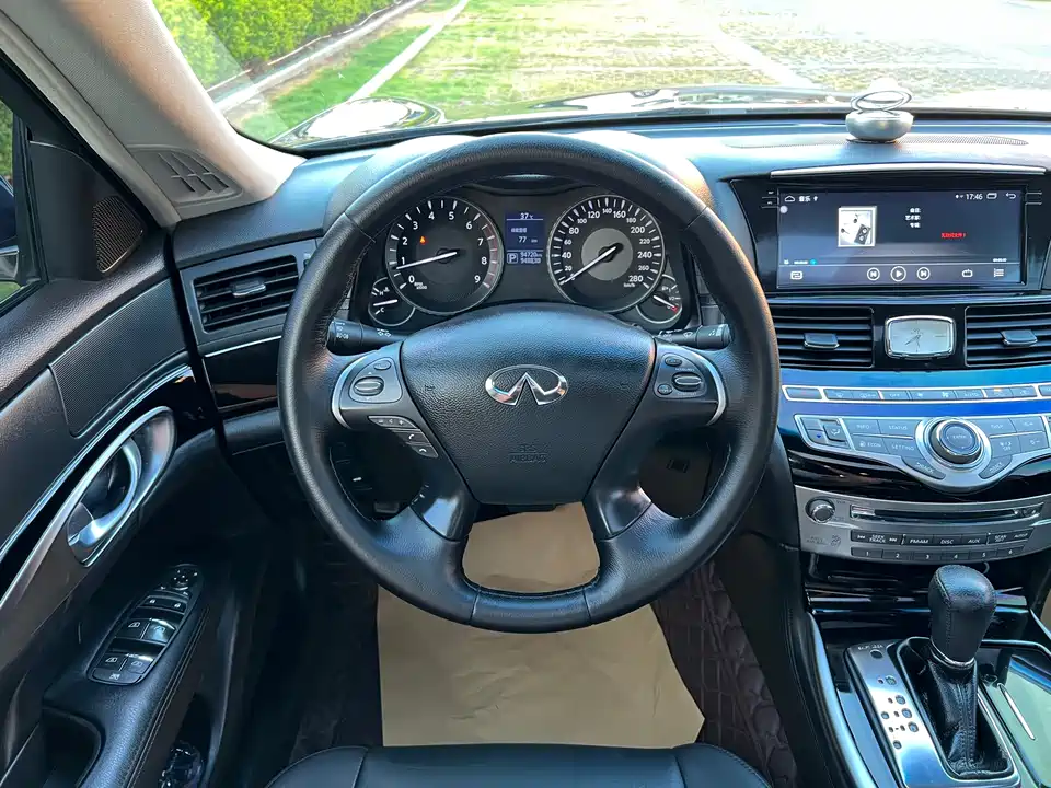 Infiniti Q70