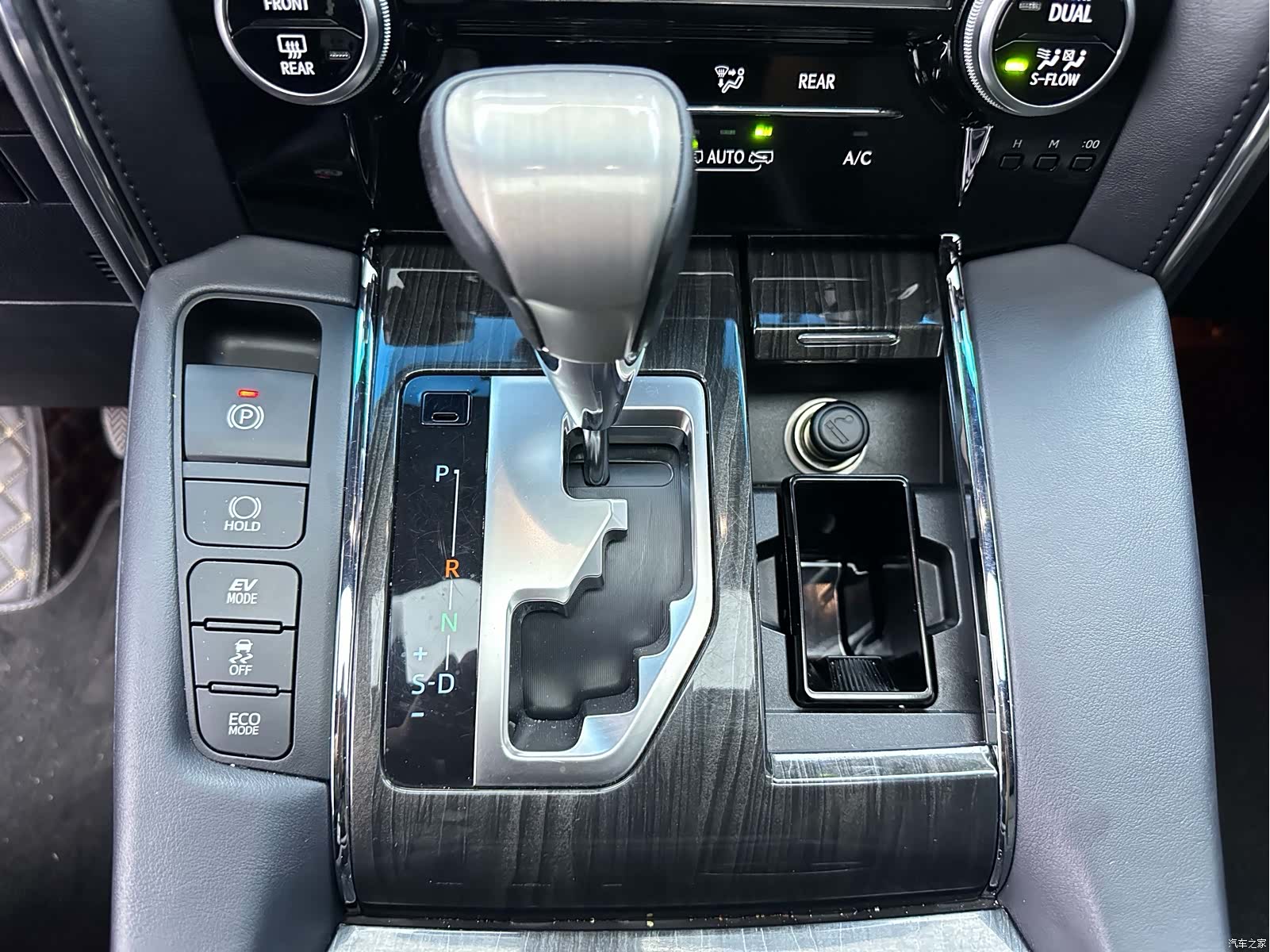 Lexus LM, 2021 11