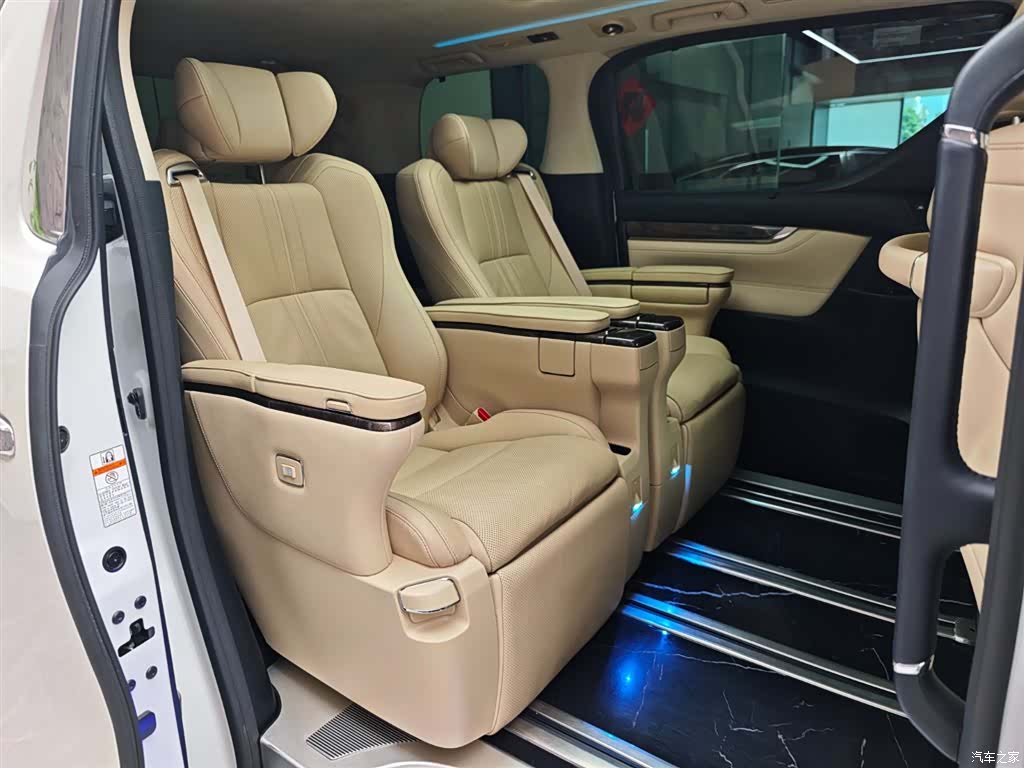 Toyota Alphard, 2022 12