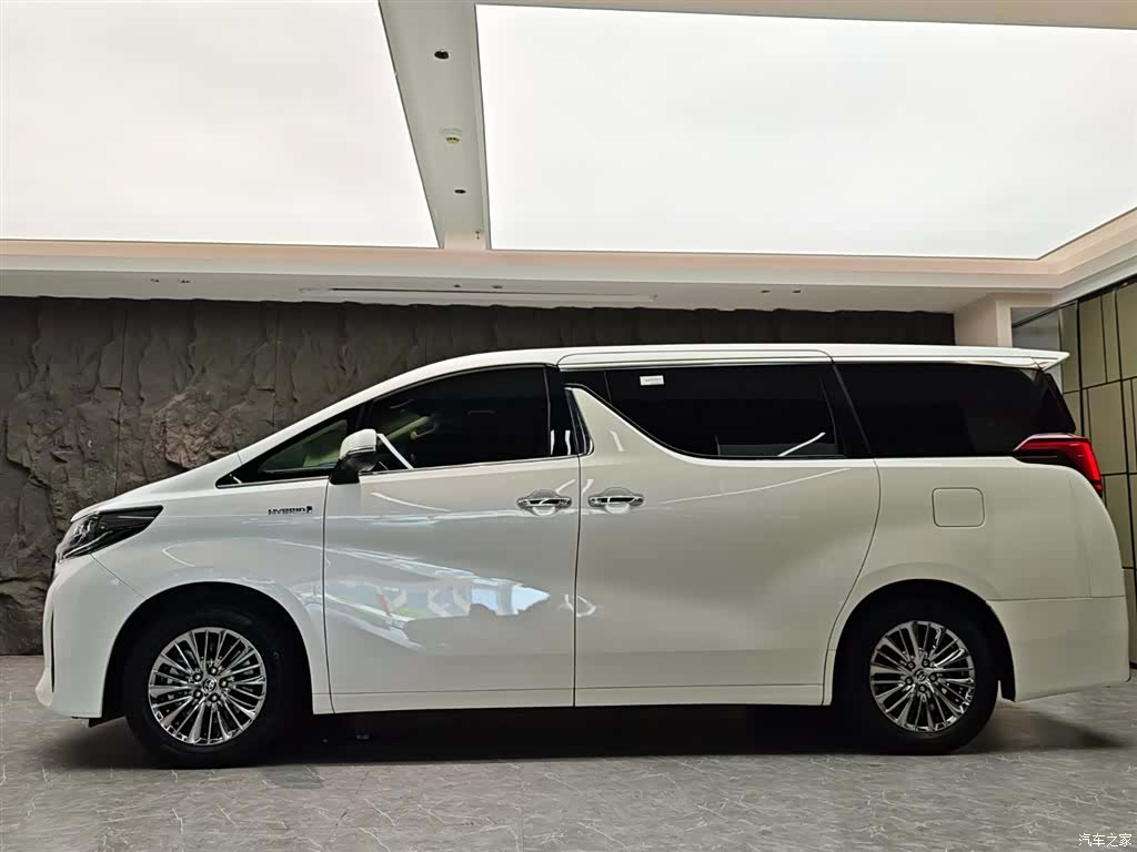 Toyota Alphard, 2022 3