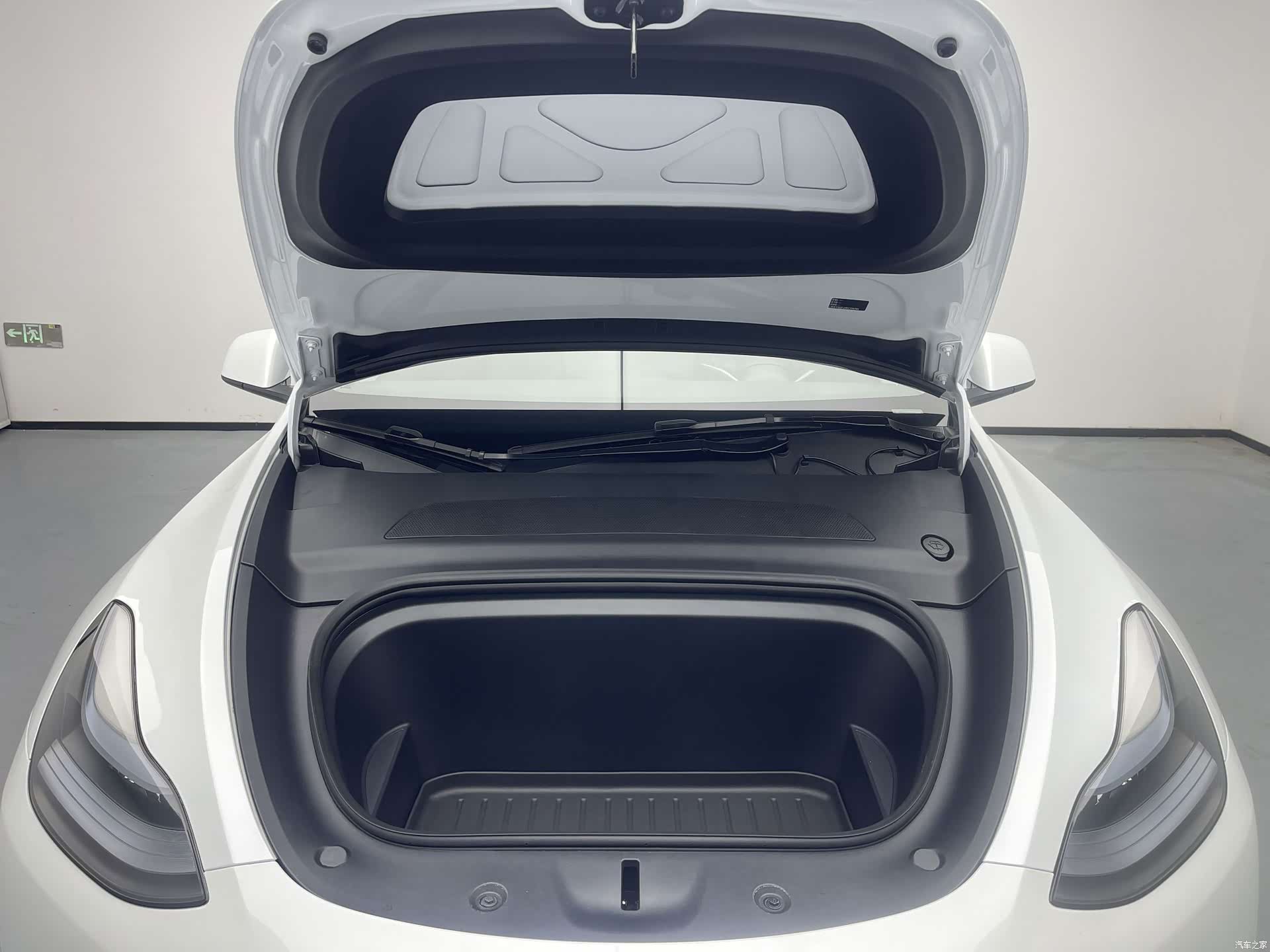 Tesla Model Y, 2024 6
