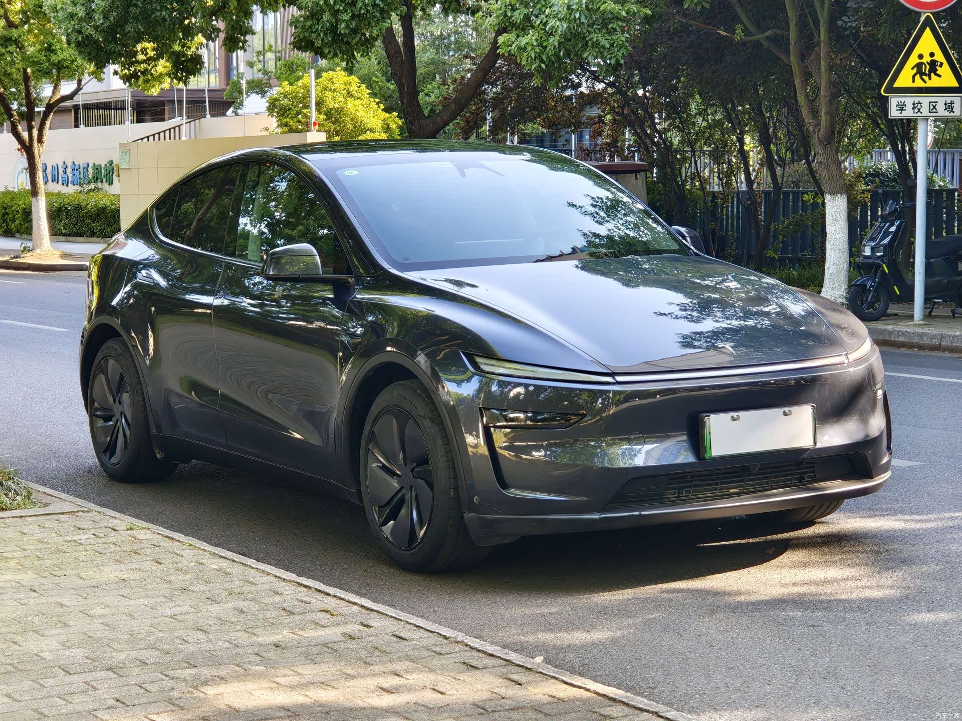 Tesla Model Y, 2025 3