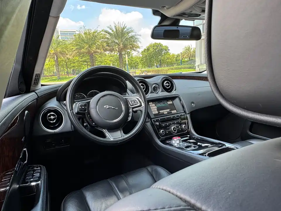 Jaguar XJ Jaguar XJ