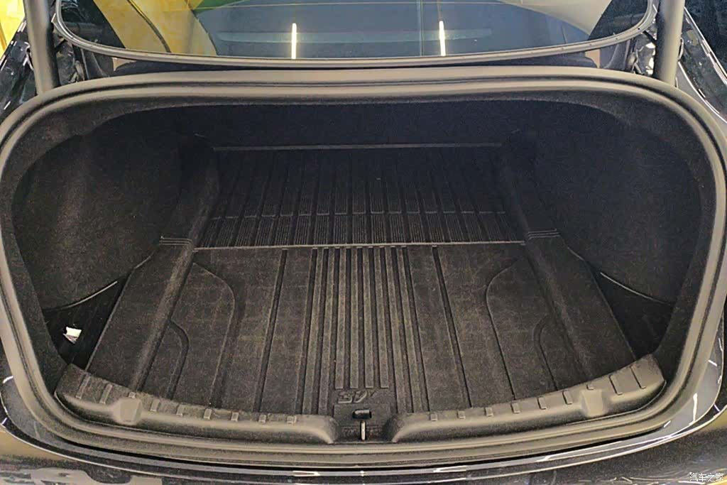 Tesla Model 3, 2025 4