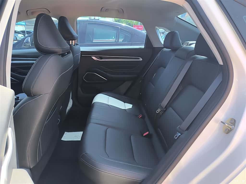 Geely Emgrand, 2023 13