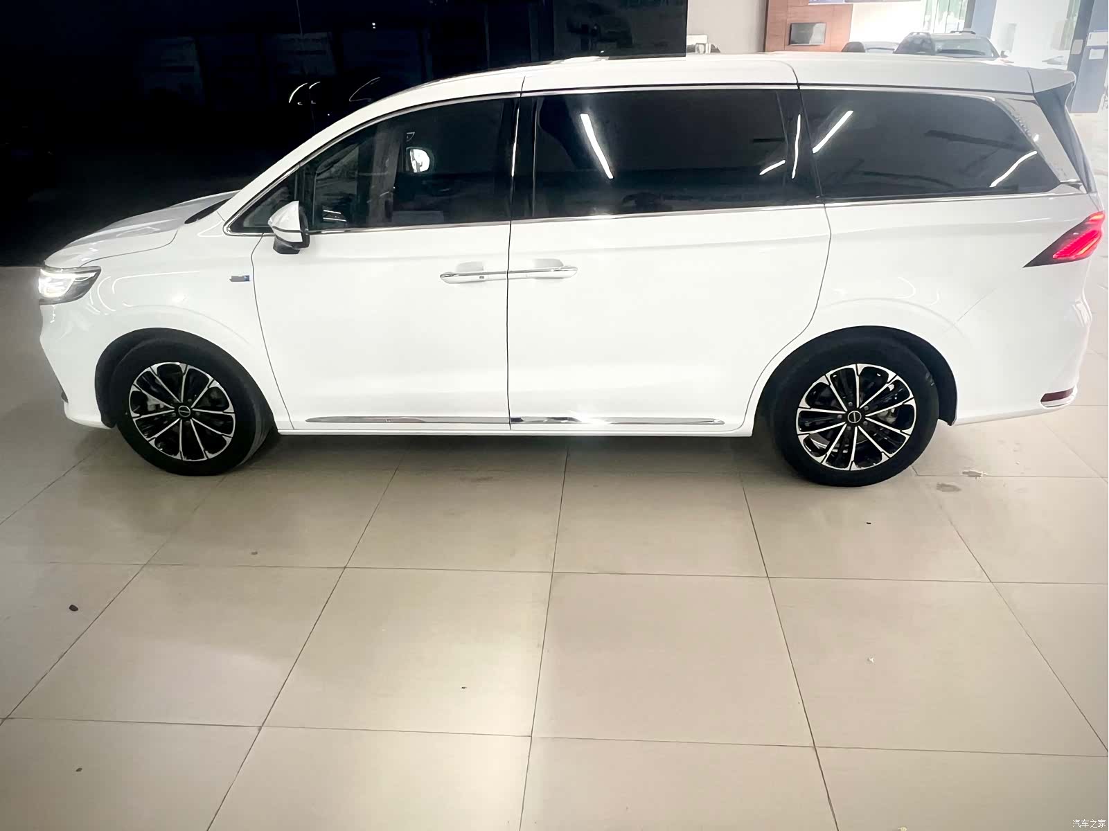Roewe iMAX8, 2022 8
