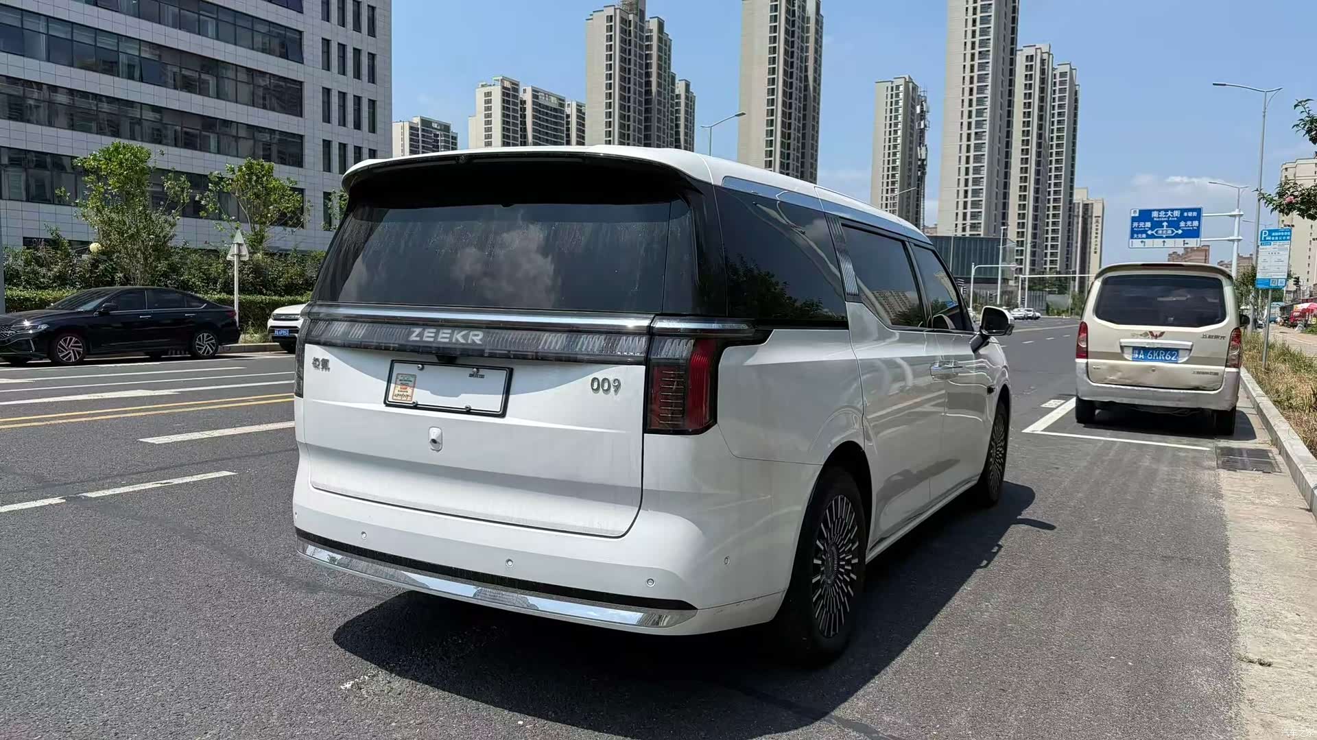 Zeekr 009, 2025 28