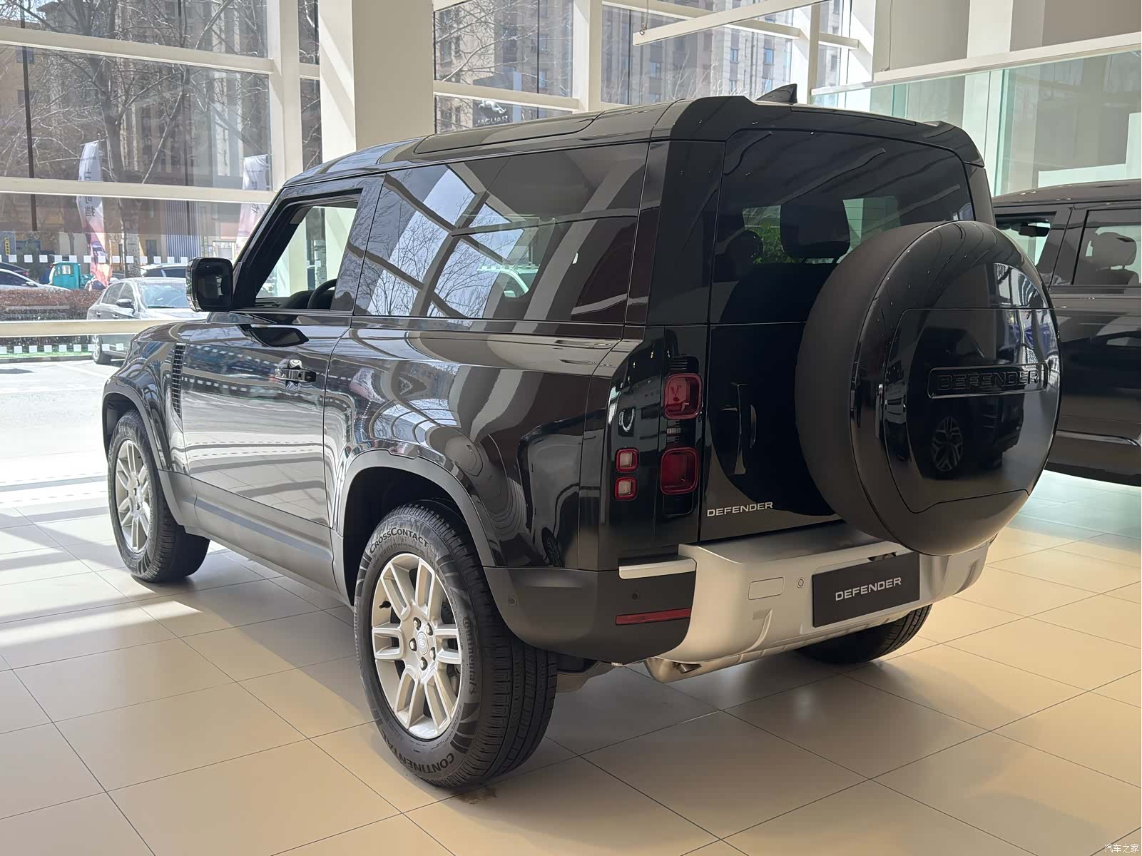 Land Rover Defender, 2026 4