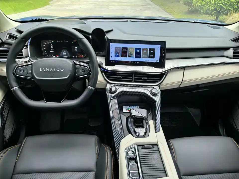 Lynk & Co 06 EM-P