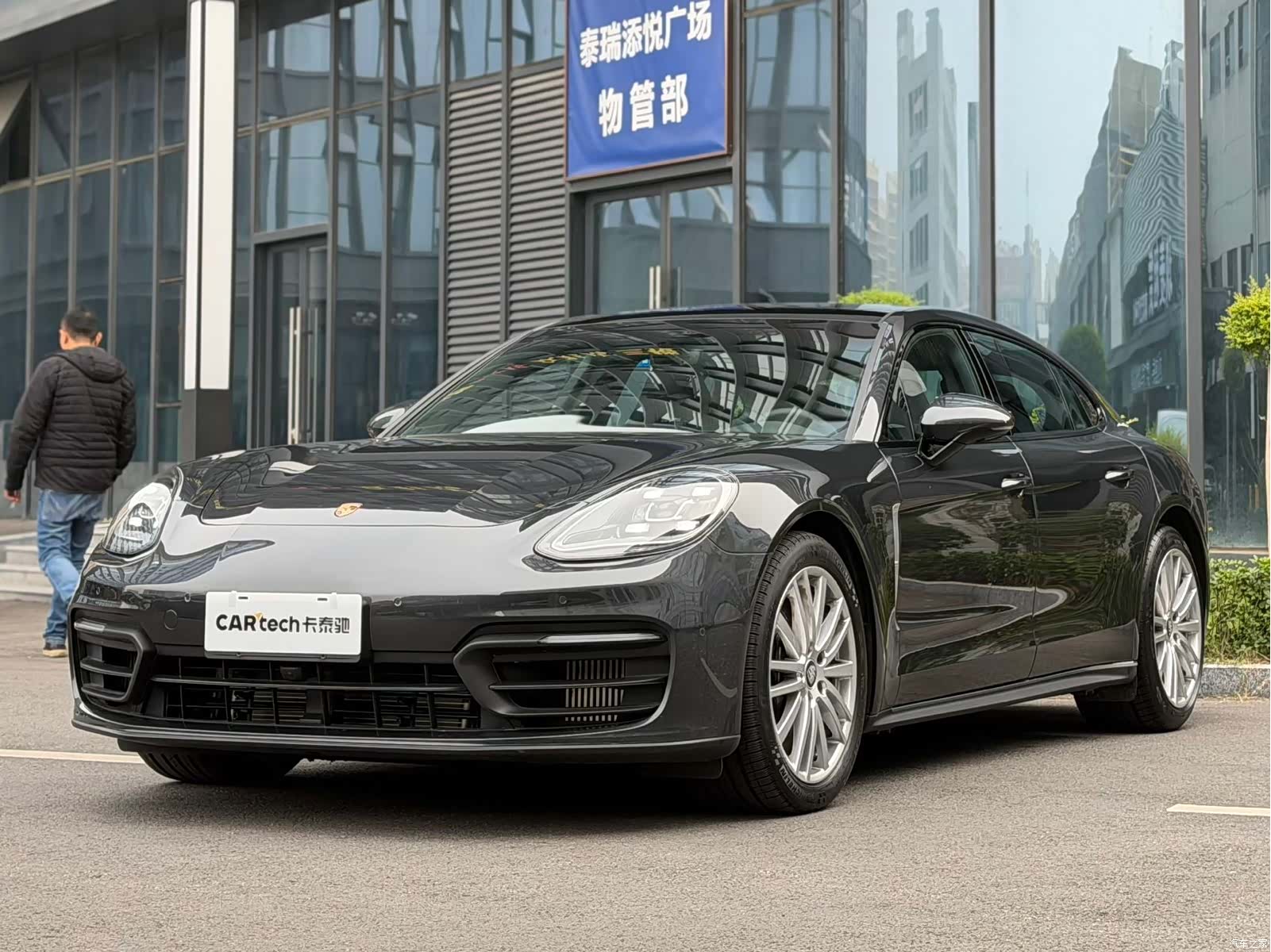 Porsche Panamera, 2022 1