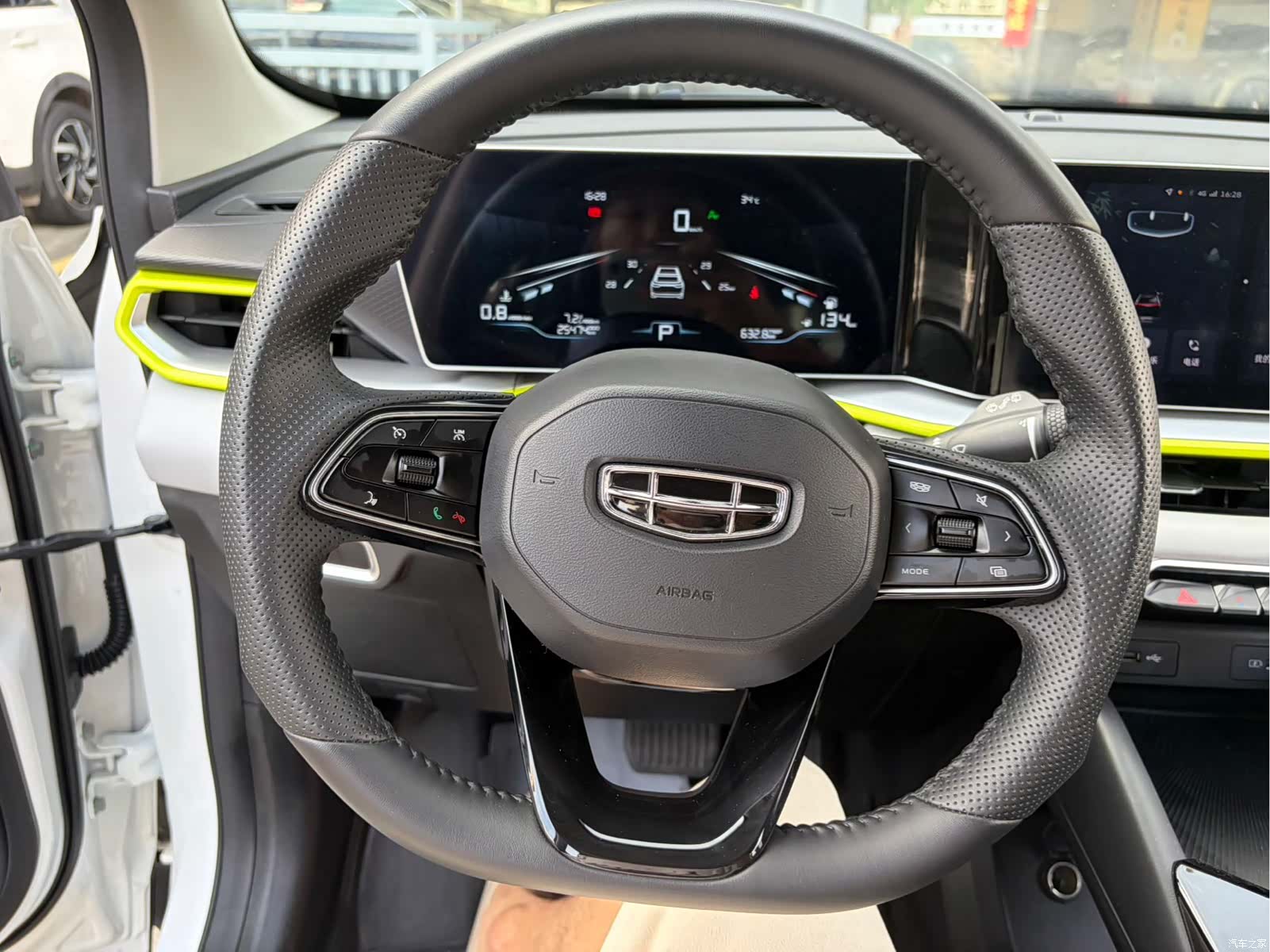 Geely Coolray, 2022 13